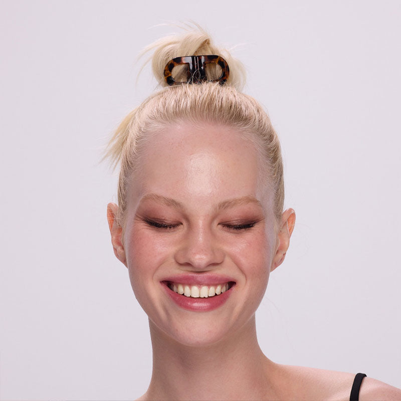 Smart magnetic hair cli